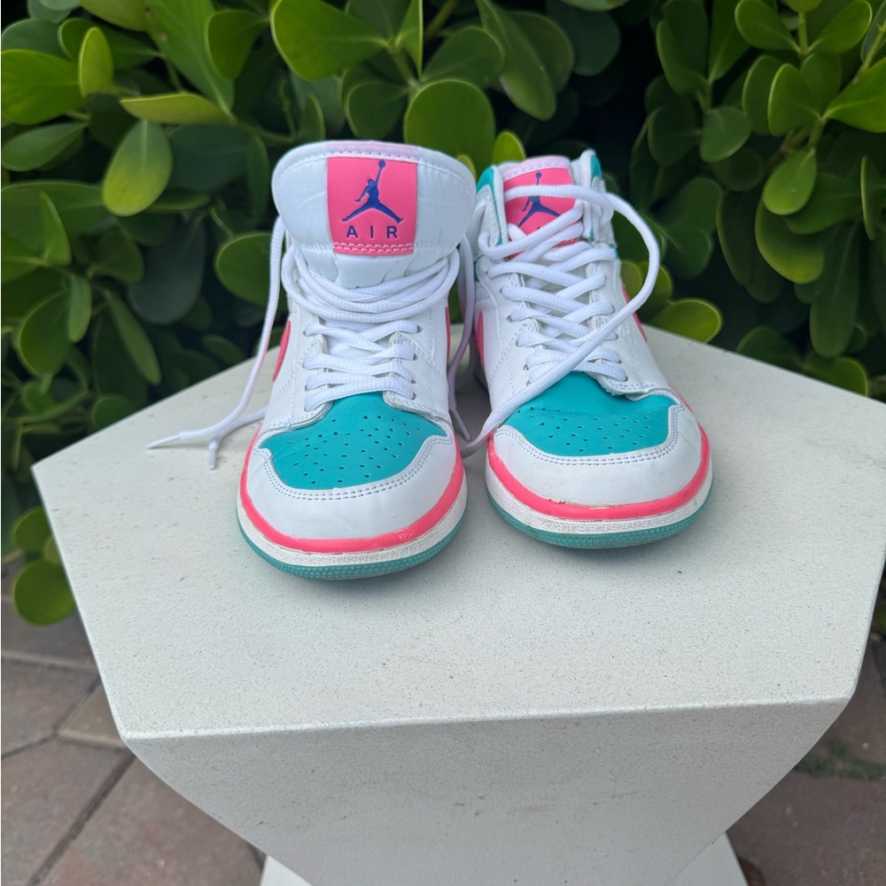 Toddler Girls Sneakers Nike Air - White and Teal pink excellent condition size 7